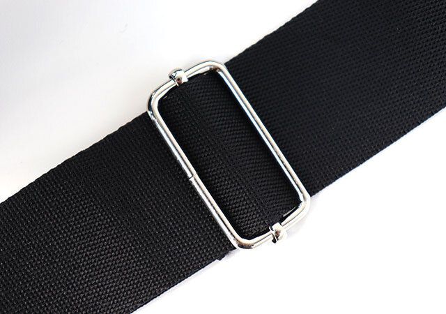 長さ調節ができる付属のショルダーストラップ