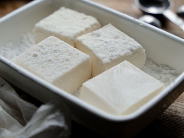 バットや平たい皿の上に片栗粉を広げ、①を置く。全面にまんべんなく片栗粉を付ける。