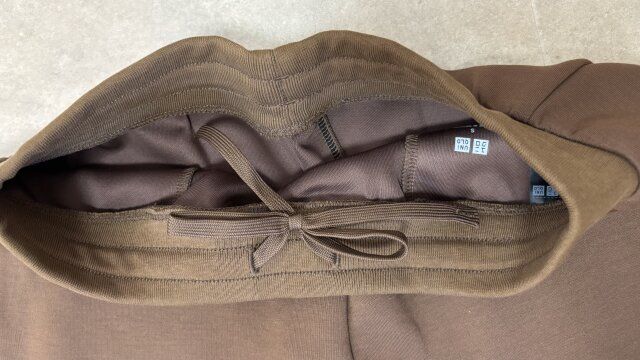 ウエスト紐で好きな大きさに調節