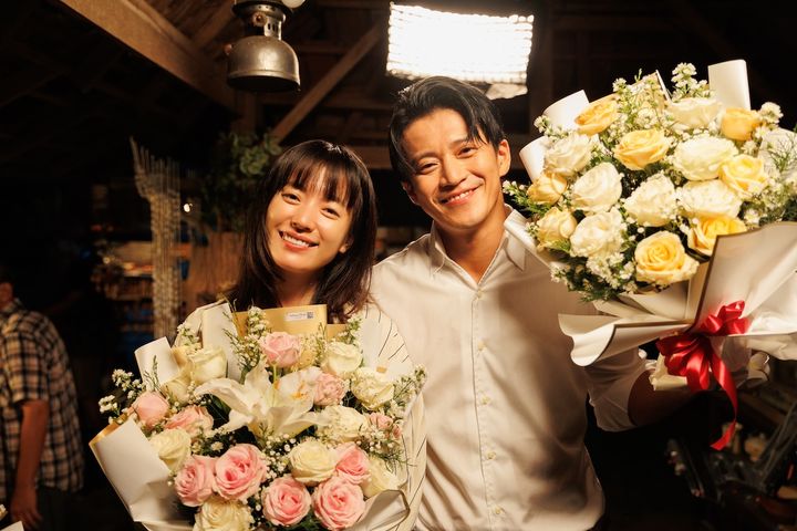 小栗旬×ハン・ヒョジュ、赤西仁×中村ゆりが見せた“素の笑顔” 『匿名の恋人たち』オフショット公開