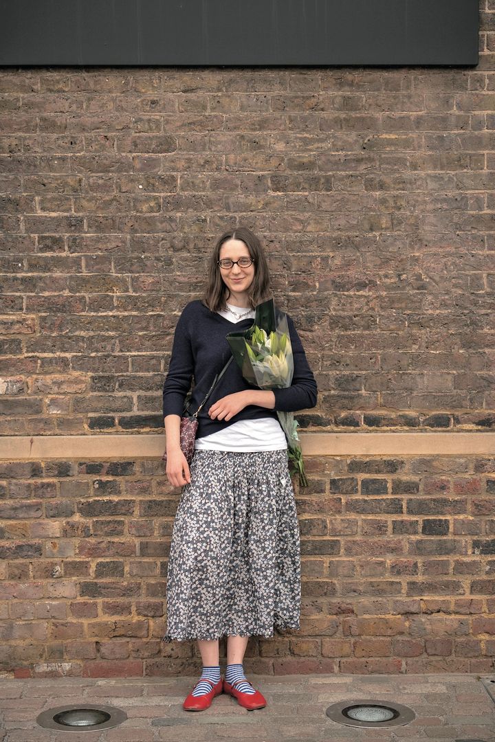 花柄スカートに赤いシューズが映える！小物使いが上手なロンドンガールのコーデ