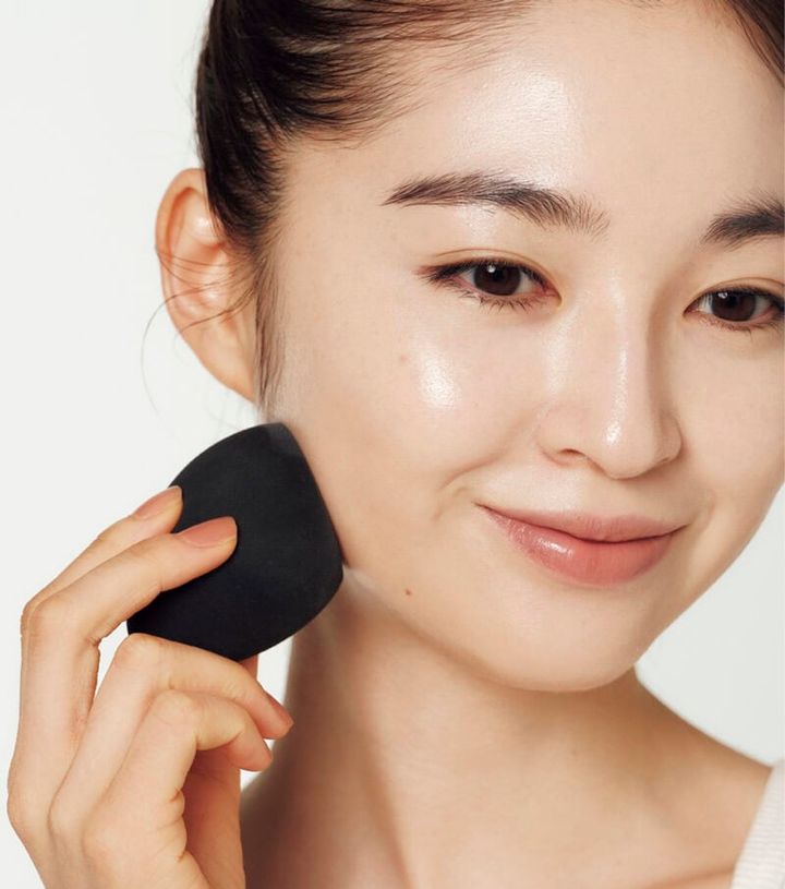 【潤いファンデーション_2】スポンジで薄膜塗りに