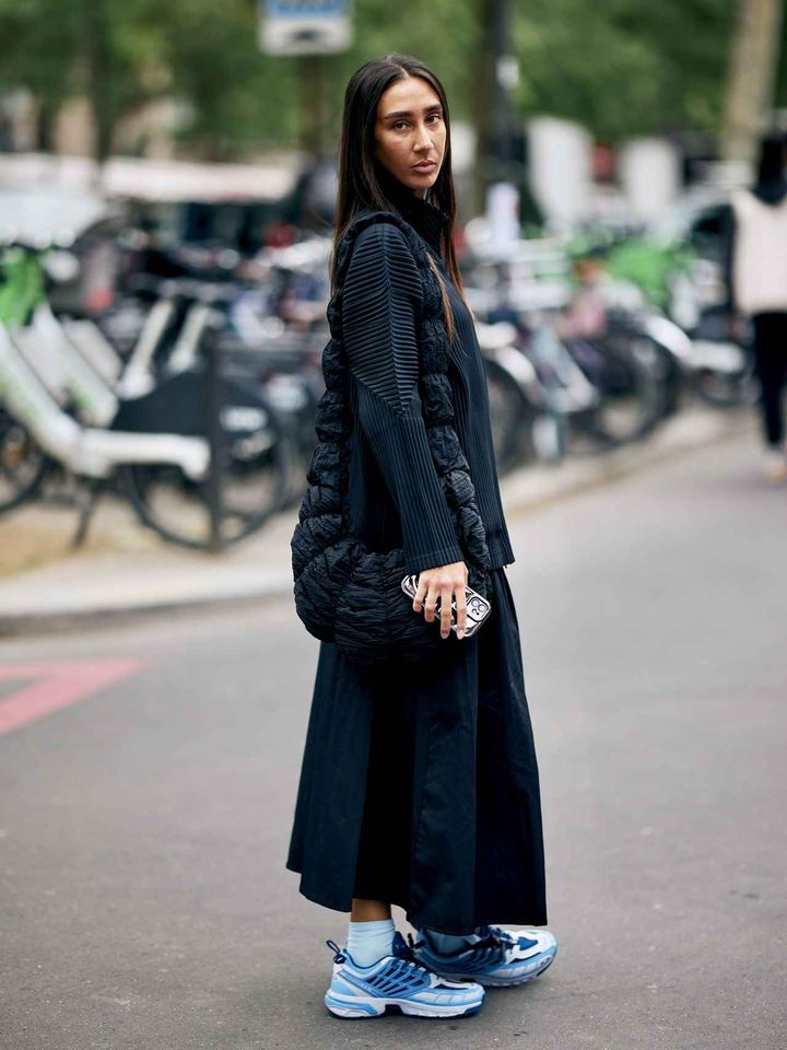 画像: ブラックコーデを軽やかに彩る「ACS プロ」