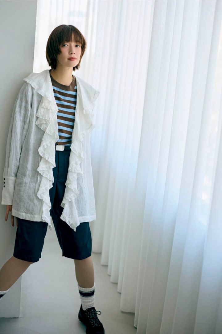 シャツ￥39,600（ウーア／シップス インフォメーションセンター） ボーダーロングTシャツ￥8,910（ビームス ボーイ／ビームス ボーイ 原宿） ハーフパンツ￥24,200（HER.） ベルト￥12,100（アンヌーク／アンヌーク 新宿ルミネ２店） ソックス￥3,520（トウキョウ ウィークリー ジャーナル／バロックジャパンリミテッド） スニーカー￥20,900（キーン／キーン・ジャパン合同会社）