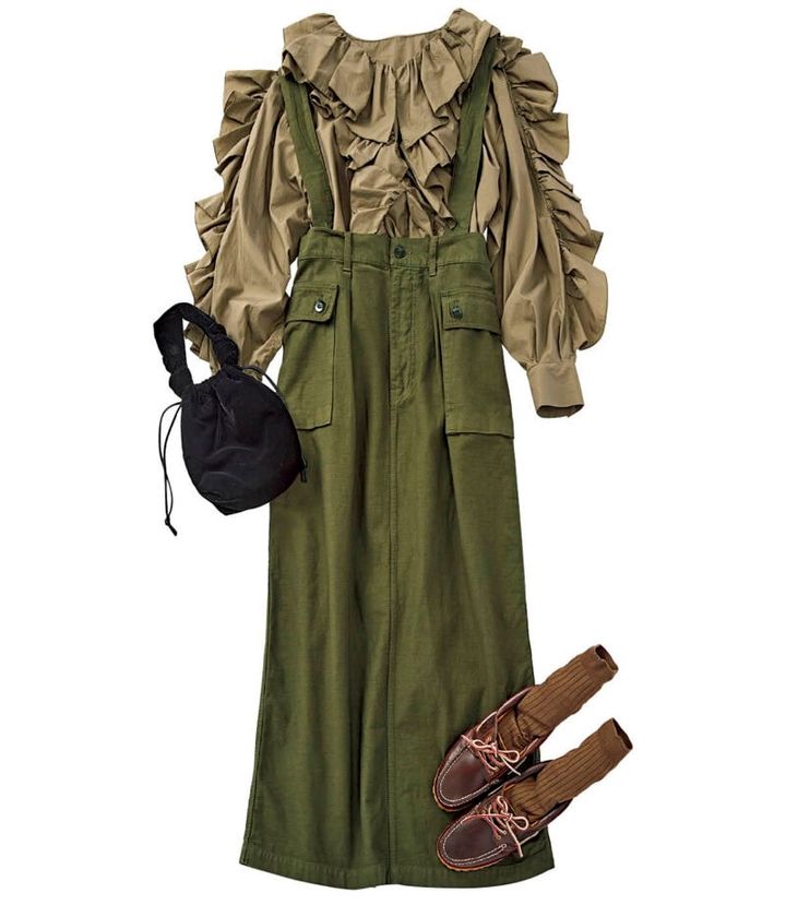 ブラウス￥36,300（ミュラー オブ ヨシオクボ） スカート￥37,180（オブラダ／シンチ） ソックス￥3,630（パンセレラ／真下商事） バッグ￥9,900（アンヌーク／アンヌーク 新宿ルミネ２店） シューズ￥25,300（パラブーツ／パラブーツ青山店）