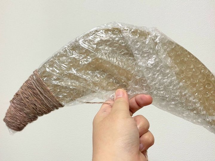 3.緩衝材の上から毛糸を巻きます