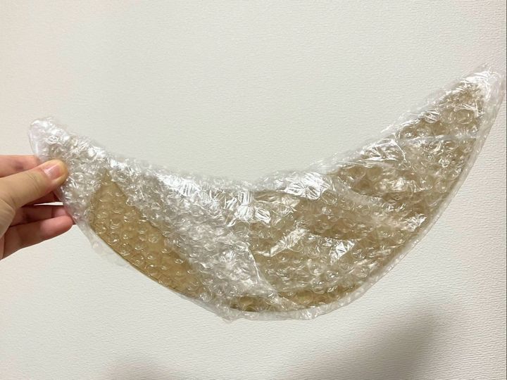 2.緩衝材で覆い、所々セロテープで留めます