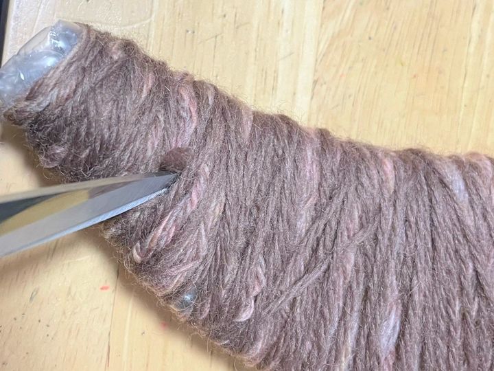 身近な材料で作るハロウィンハーフムーンリース