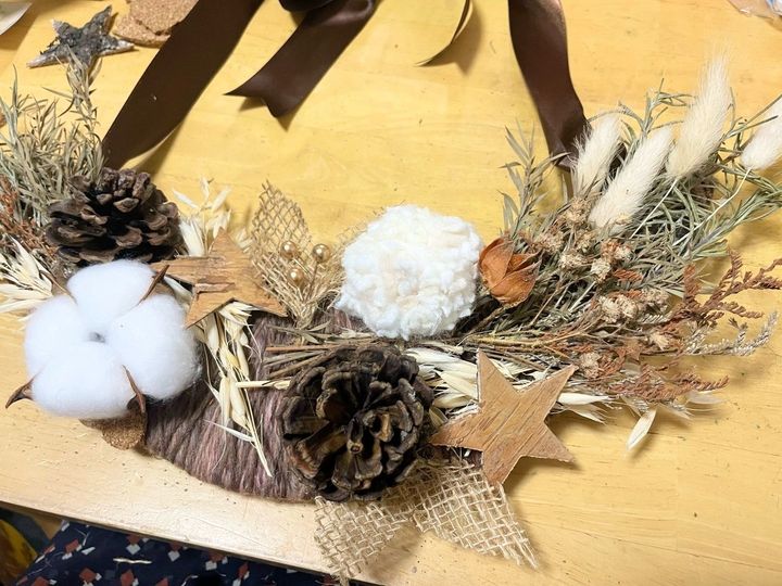 身近な材料で作るハロウィンハーフムーンリース