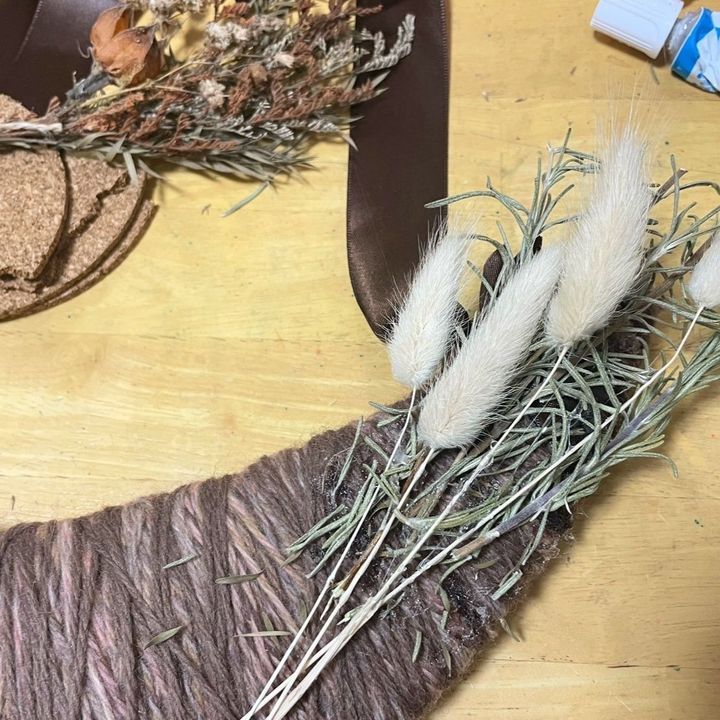 身近な材料で作るハロウィンハーフムーンリース