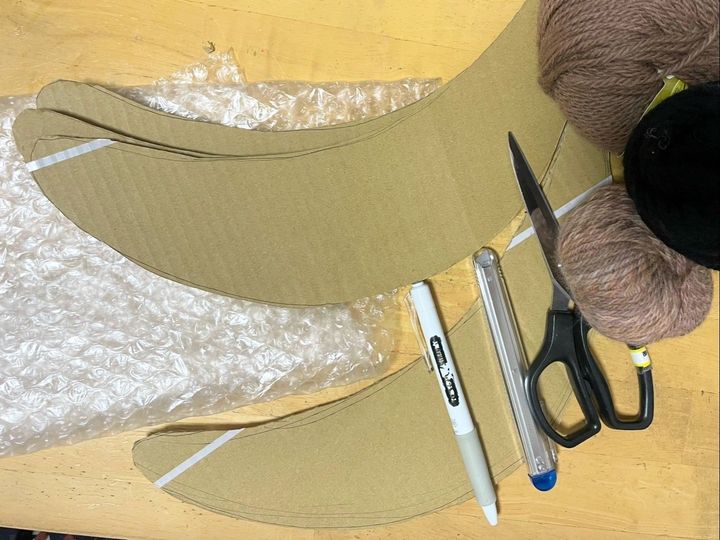 1.ダンボールを三日月型にカットします