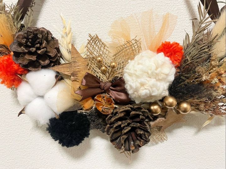 身近な材料で作るハロウィンハーフムーンリース