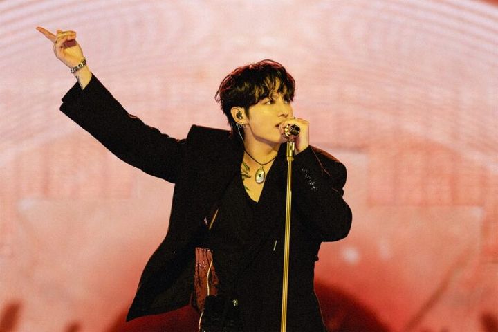 「Standing Next to You」を披露した JUNG KOOK