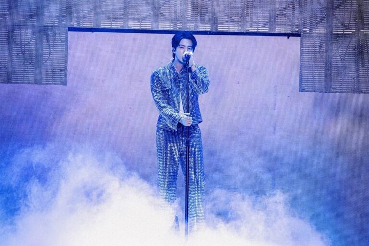 銀色の衣装のJIN