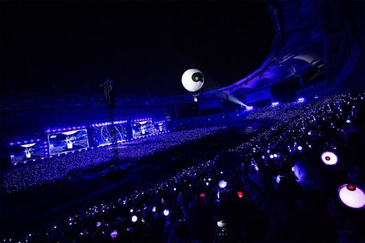 気球に乗ってサプライズ登場したJIN