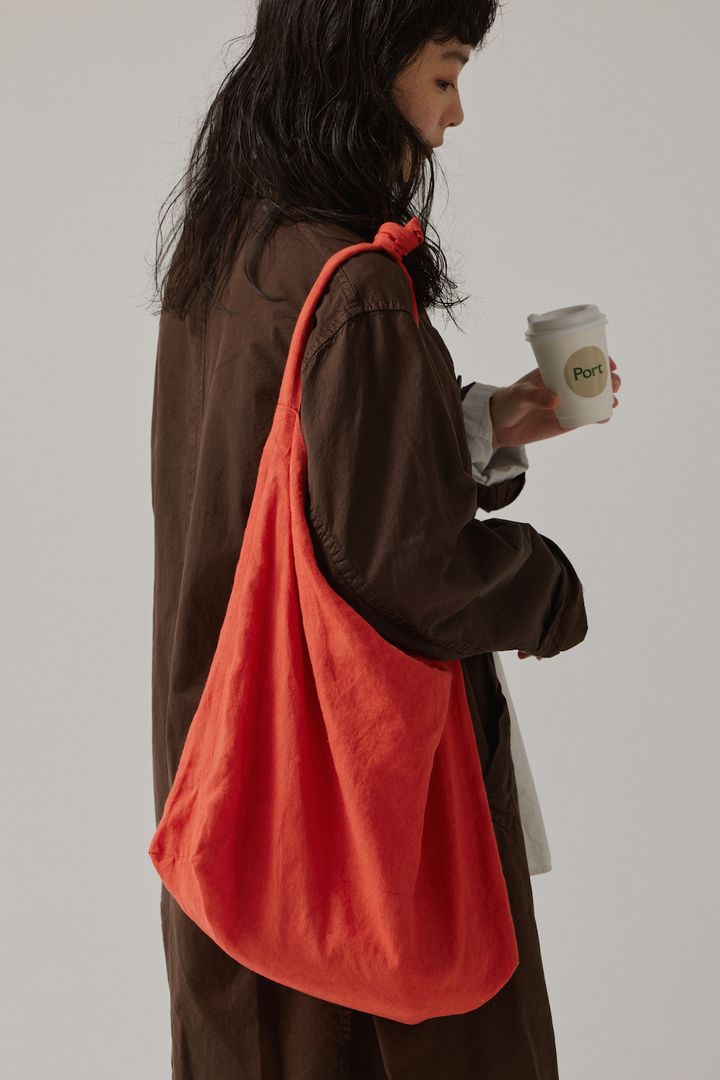 グレー×ブラウンは間違いない！赤のバッグでアクセントを【FUDGE FRIEND おしゃれさんの毎日コーディネート vol.608｜田中真里奈】