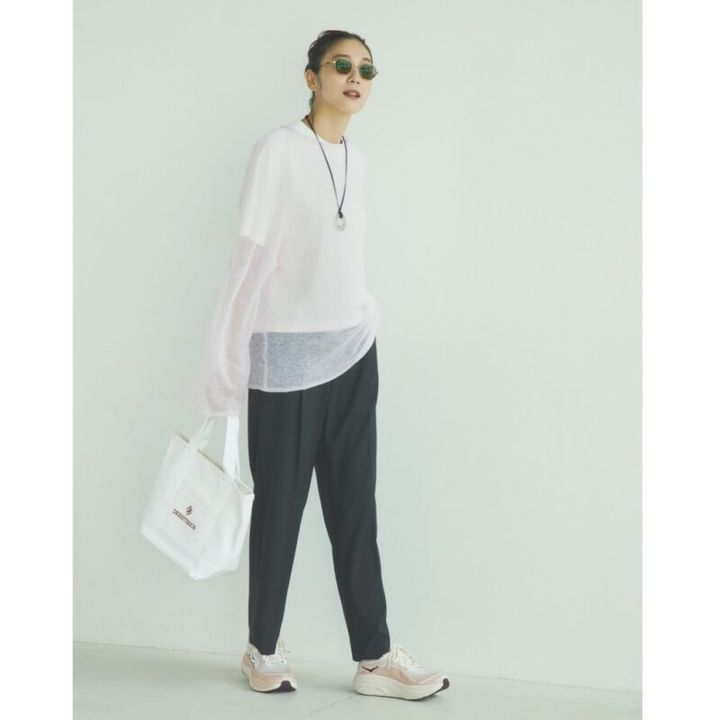 【着回しアイテム：Ⓓ】ニット1万8700円（セピエ／コラージュ ガリャルダガランテ 京王百貨店 新宿店） Tシャツ1万4300円（ティッカ） バッグ7920円（ドレステリア／ドレステリア 渋谷スクランブルスクエア店） スニーカー2万2000円（ホカ®／デッカーズジャパン） サングラス2万6400円（ザ ベッドフォード ホテル／キングスター） ネックレス3万8500円（アダワット トゥアレグ／ザ エディット ストア）