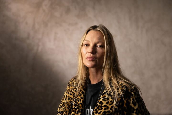 ケイト・モスの秘蔵映像も。『ジョン・ガリアーノ 世界一愚かな天才デザイナー』© 2023 KGB Films JG Ltd