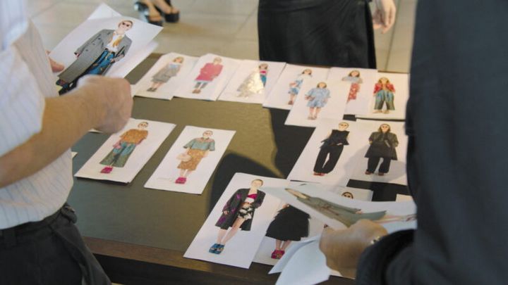 「持ち主と一緒に成長できる服」を作りたいと語る。『ドリス・ヴァン・ノッテン ファブリックと花を愛する男』©2016 Reiner Holzemer Film-RTBF-Aminata bvba-BR-ARTE