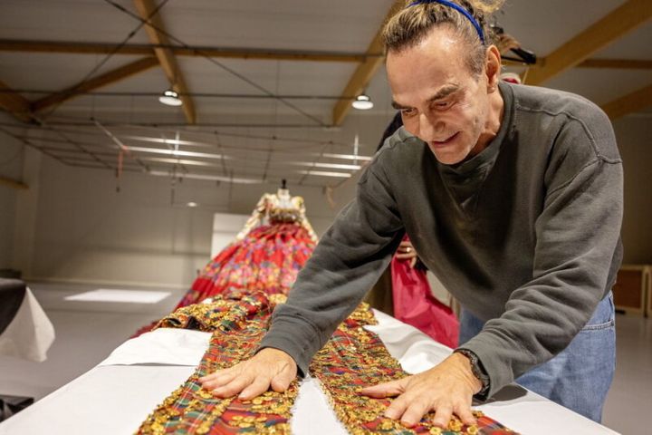 栄光と挫折、贖罪を語る。『ジョン・ガリアーノ 世界一愚かな天才デザイナー』© 2023 KGB Films JG Ltd