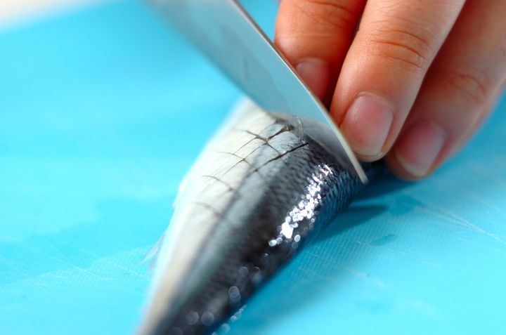 秋といえば！サンマの塩焼きの下準備1