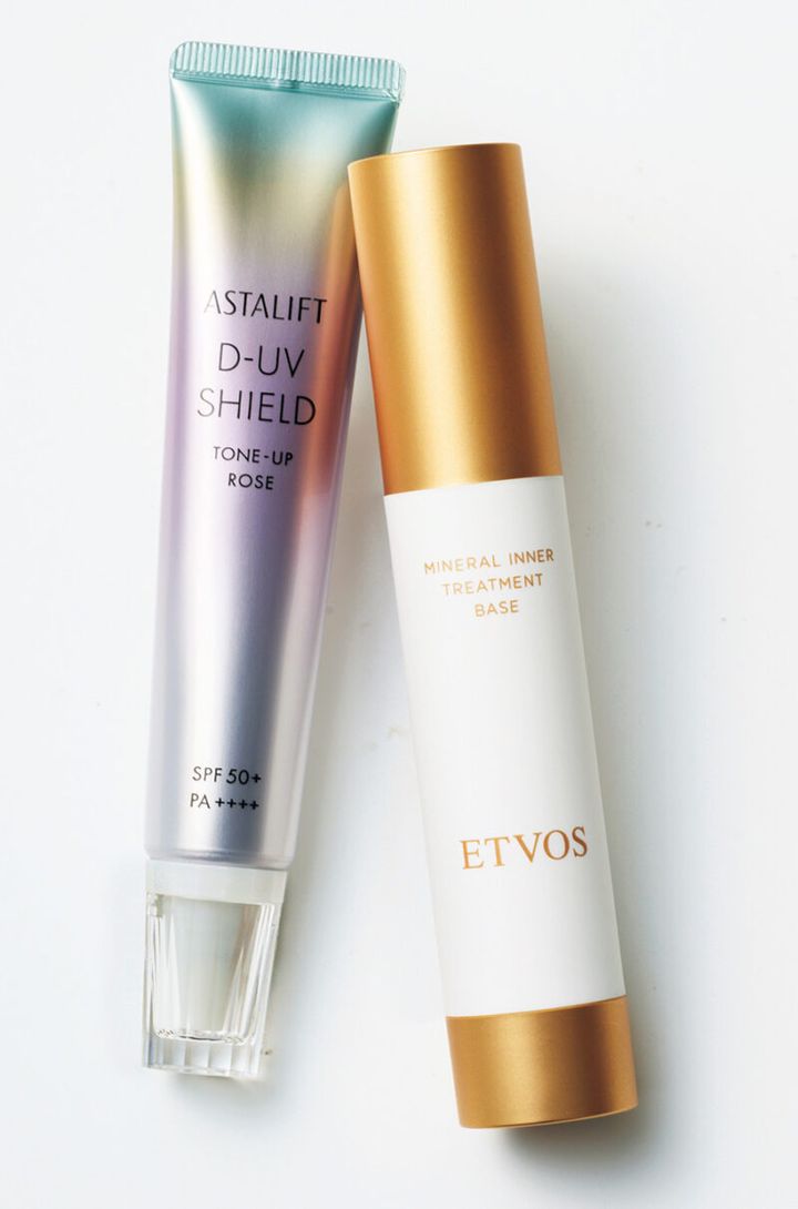  （右）赤みをカバーするイエロー。 エトヴォス ミネラルインナートリートメントベース マカロンイエロー SPF31･PA+++ ￥4,950（限定品）／エトヴォス （左）くすみをカバーするピンク。 アスタリフト D-UVシールド トーンアップ ローズSPF50+･PA++++ ￥4,290／アスタリフト