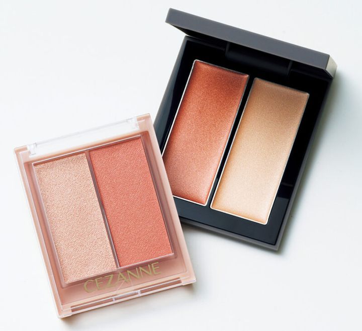 （右）肌にのせるとクリームがパウダーに変化し、自然に溶け込む。THREE シマリング グロー デュオR 01 ￥4,950／THREE （左）濡れたようなツヤ感をプラスする。セザンヌ フェイスグロウカラー 01 ￥660／セザンヌ化粧品