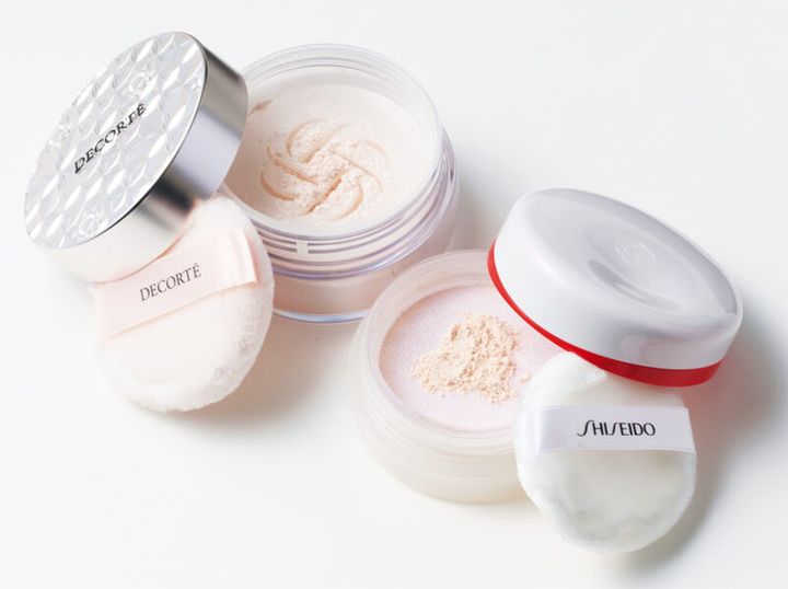 （右）美容成分で微粒子パウダーをコーティング。肌の乾燥を長時間防ぐ。SHISEIDO エッセンス スキンセッティングパウダー 01 ￥5,500（編集部調べ）／SHISEIDO （左）パウダーなのにつややかに仕上がる。ルース パウダー 00 ￥6,270／コスメデコルテ