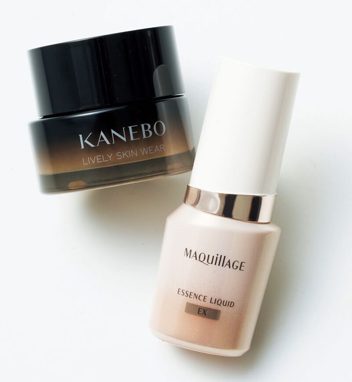 （右）うるおいを与える美容液ファンデーション。 マキアージュ エッセンスリキッド EX SPF50+･PA++++ 全5色 ￥3,740（編集部調べ）／マキアージュ （左）カバー力と素肌感を両立。 カネボウライブリースキン ウェアⅡ SPF4・PA+ 全10色￥12,100／カネボウインターナショナルDiv.