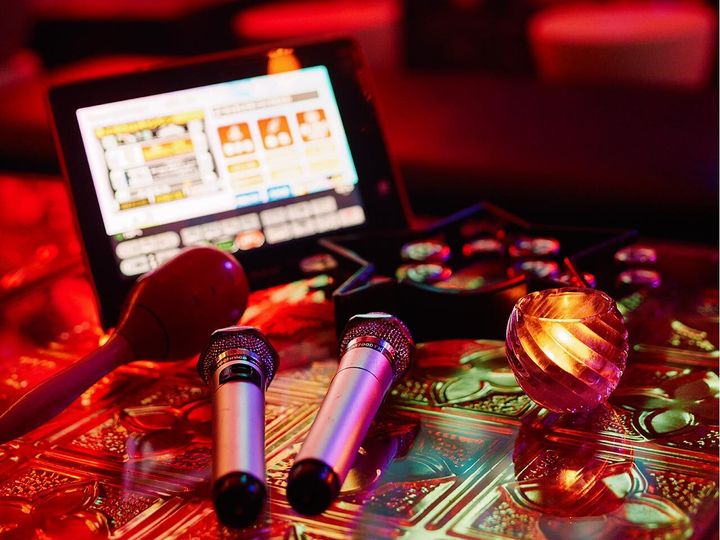 六本木『銀河系Music Bar SPACY!』のマイク、デンモク、マラカス、タンバリン
