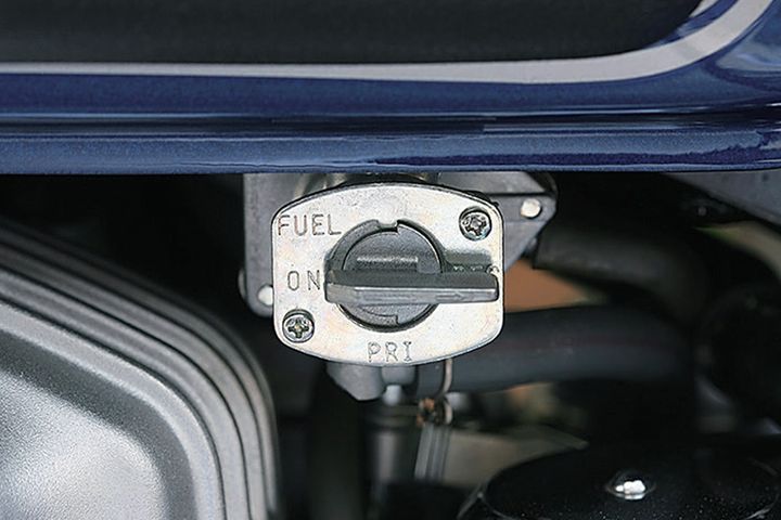 ［エンジンがかからない！］キャブ車の場合は燃料コックの位置を確認