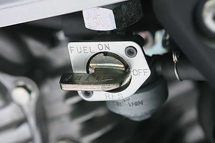 ［エンジンがかからない！］キャブ車の場合は燃料コックの位置を確認