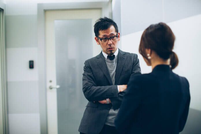 【恋愛詐欺に注意】男性詐欺師の特徴と手口を徹底解説