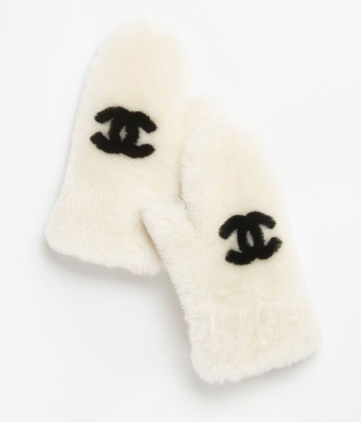 ミトン ¥191,400／CHANEL（シャネル カスタマー ケア センター 0120-525-519）