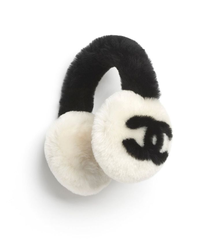イヤーマフ ¥173,800／CHANEL（シャネル カスタマー ケア センター 0120-525-519）