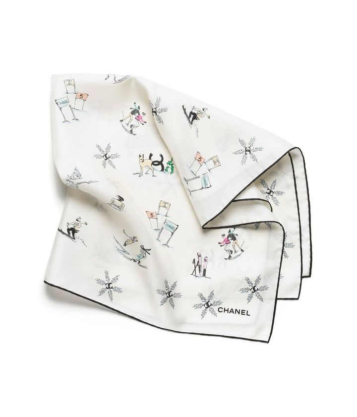 スカーフ ¥80,300／CHANEL（シャネル カスタマー ケア センター 0120-525-519）