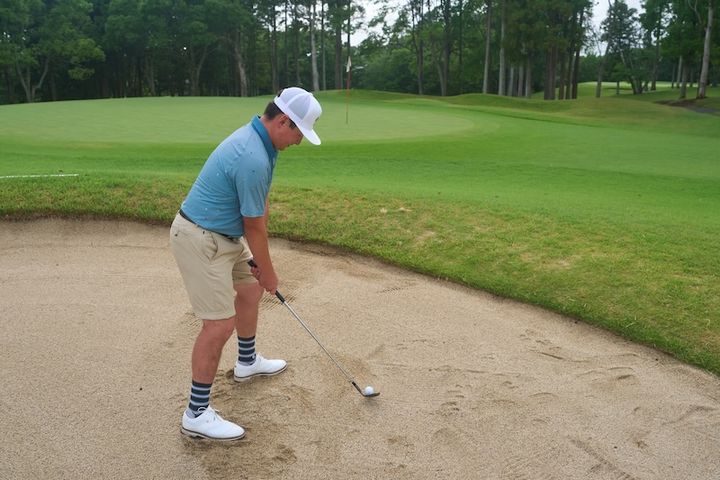 ピンから遠いバンカーはクローズスタンスが正解！ミート率アップのコツは？