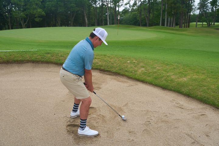 ピンから遠いバンカーはクローズスタンスが正解！ミート率アップのコツは？