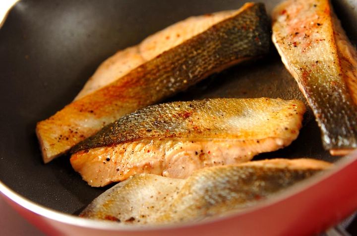 鮭とキャベツのワイン蒸しの作り方1