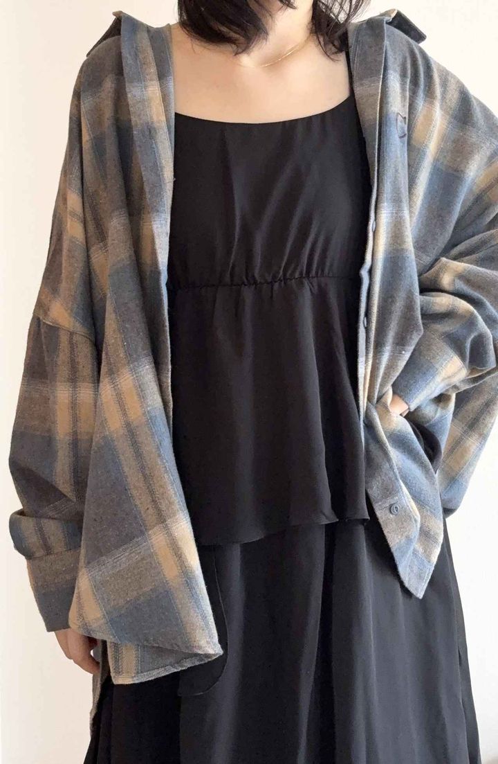 画像: チェックシャツ ✕ 黒ワンピース