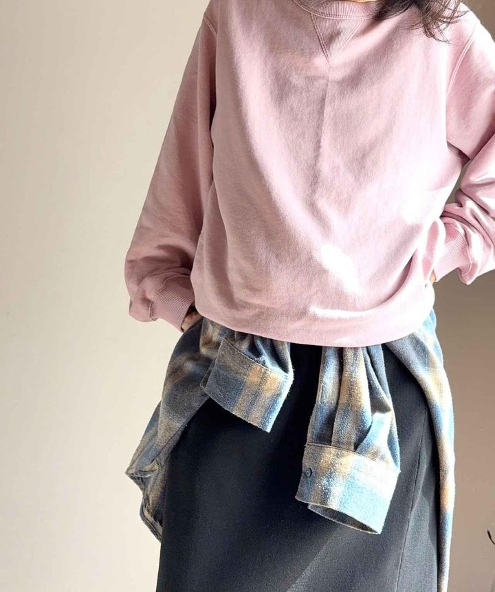 画像: ピンクスウェット ✕ チェックシャツ