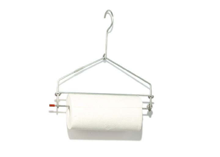 生活感のないクールなルックスが新鮮な、アルミ製のペーパータオルハンガー