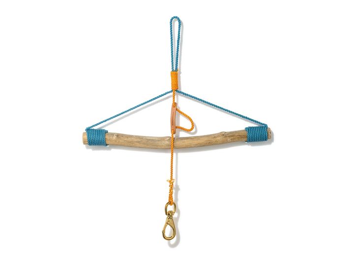 海の風景を思わせる素朴でモダンなハンガー