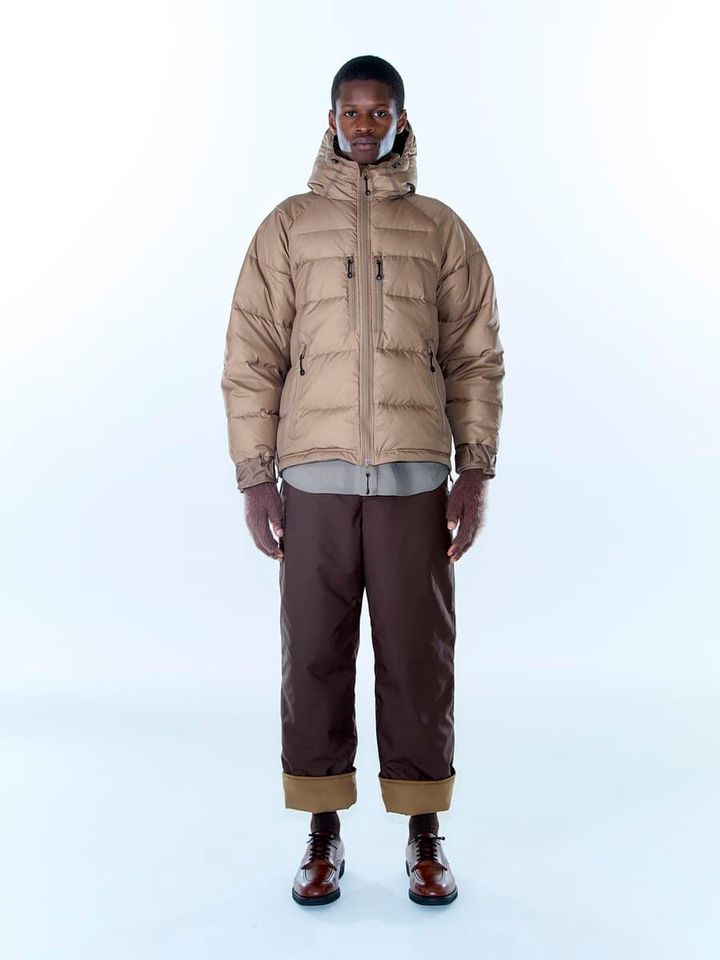 空調機能とヒーター機能という相反する機能を⼀つのモデルに搭載させて、本当の意味で通年着⽤できる道具としての服を模索して誕⽣した本作。