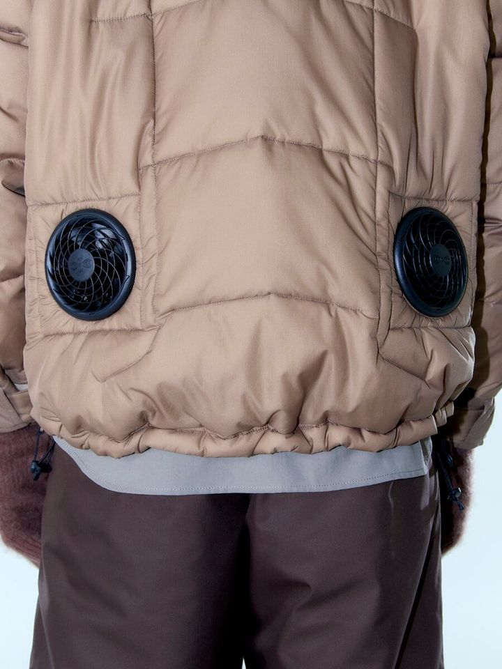 空調服×meanswhile（ミーンズワイル）によるAir Circulation System Down JKTがリリースする。冬の温度差を着たままコントロールする空調服®搭載ダウンとなっている。