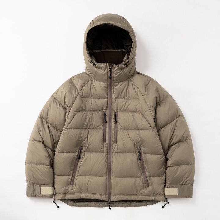 電⾞内や⾞内等、脱ぎ着が⾯倒な場⾯で着⽤したまま過ごせる事を⽬的にデザインしたダウンジャケット。