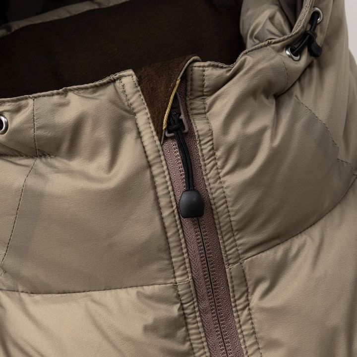 素材にはリサイクルナイロン20dという極細番⼿を使⽤した超軽量マイクロリップストップを採用。