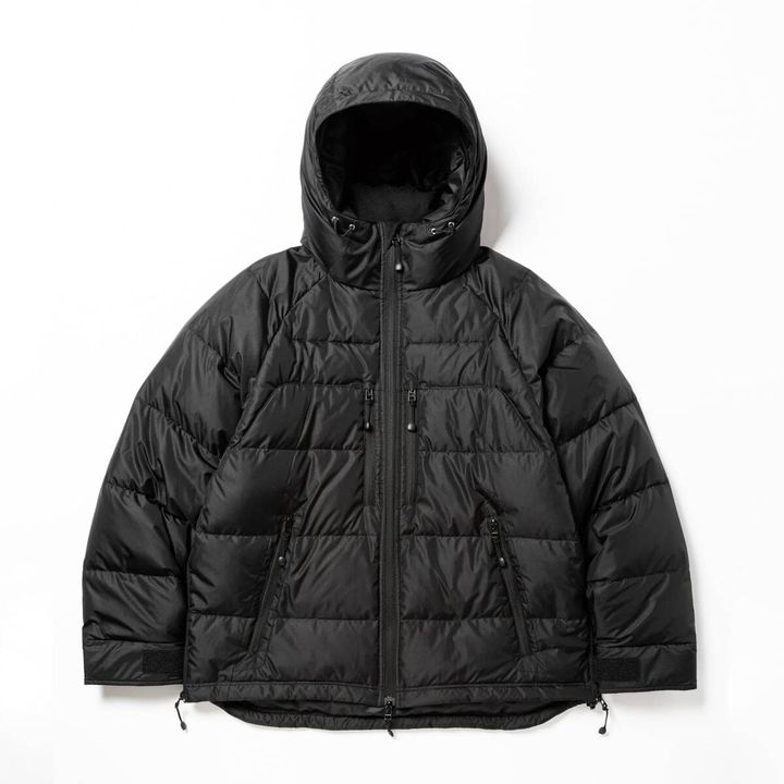 室内と屋外で温度変化の⼤きい冬に空調服の機能をある意味最⼤限活かすデザインの新たな空調服の提案となっている。