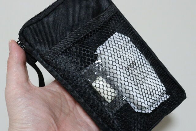 セリアの貴重品が管理できるメッシュポケット付パスポートケース