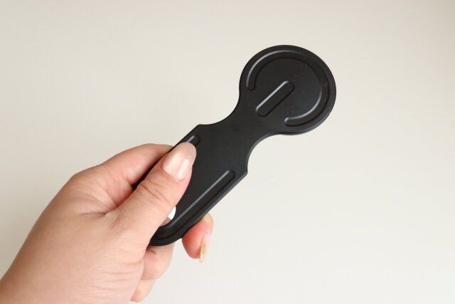 マグネット式ノートパソコン用スマートフォンホルダー デザイン